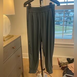 Vuori women’s Villa jogger size Medium